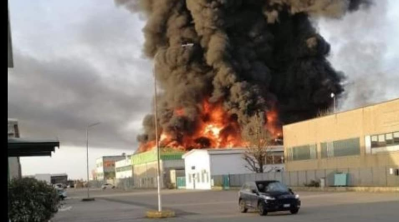 Incendio in un’azienda chimica nel Novarese. Il sindaco del capoluogo: finestre chiuse, restate a casa