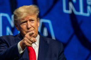 Donald Trump è a un giorno dall’inviare al Gran Giurì che deciderà il suo destino vino e cioccolatini costosi