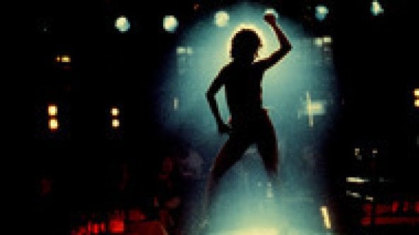 40 anni di Flashdance: dalla felpa tagliata per un lavaggio sbagliato agli scaldamuscoli, tutti i look immortali L’articolo