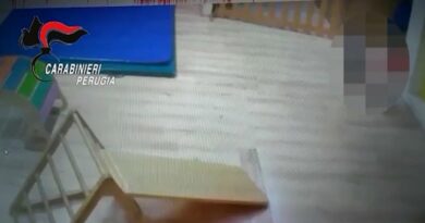 Strattoni, offese e maltrattamenti sui bambini di un asilo nido del Perugino: indagata l’educatrice