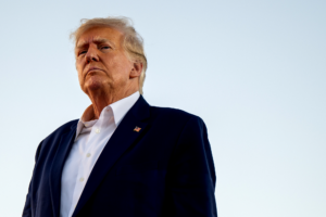 Il Gran Giurì vota per incriminare Trump: Le probabilità dell’ex presidente di finire in prigione sono appena aumentate