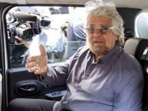 Adesso Grillo fa lo spot alla carne coltivata in laboratorio: “È il futuro”