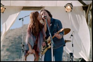 Non opporti: “Daisy Jones & The Six” è una TV che crea una dipendenza ridicola
