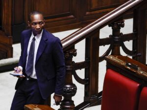 Il diritto alla moda dei Soumahoro: i soldi dei migranti spesi da Ferragamo