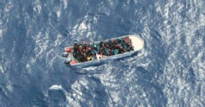 Migranti, barcone con 500 persone al largo della Libia. Allarme telefonico: “Paura per le loro vite, bisogna salvarle”