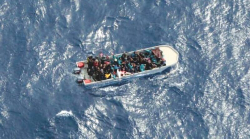 Migranti, barcone con 500 persone al largo della Libia. Allarme telefonico: “Paura per le loro vite, bisogna salvarle”