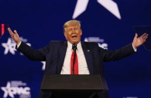 Rapporto: Trump, senza scherzi, crede che ciò che sta vivendo sia come la crocifissione di Gesù Cristo