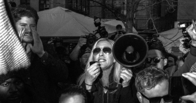 “DeSantis è in crisi: La MAGA Mob di Manhattan interpreta l’arresto di Trump come un regalo