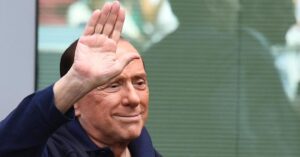 Silvio Berlusconi ricoverato al San Raffaele per un’infezione respiratoria. “È in terapia intensiva”