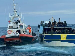 “Ormai è prassi”. La Guardia Costiera costretta a intervenire fuori dalle acque italiane
