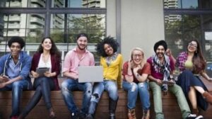 Uk, un venerdì di lavoro “cortissimo” per convincere la Generazione Z