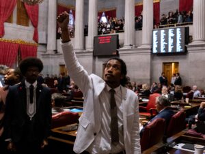 La Camera del Tennessee diventa autoritaria, espellendo 2 legislatori neri per aver protestato contro la violenza delle armi da fuoco