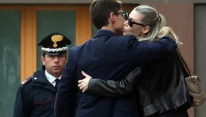 Berlusconi ricoverato: è stabile e chiede di tornare a casa. Zangrillo: “Situazione difficile, ma risponde alle terapie”