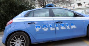 Catania, 33enne si barrica in casa e inizia a sparare in strada: “Mi hanno avvelenato con droga tagliata male”. Poi si arrende