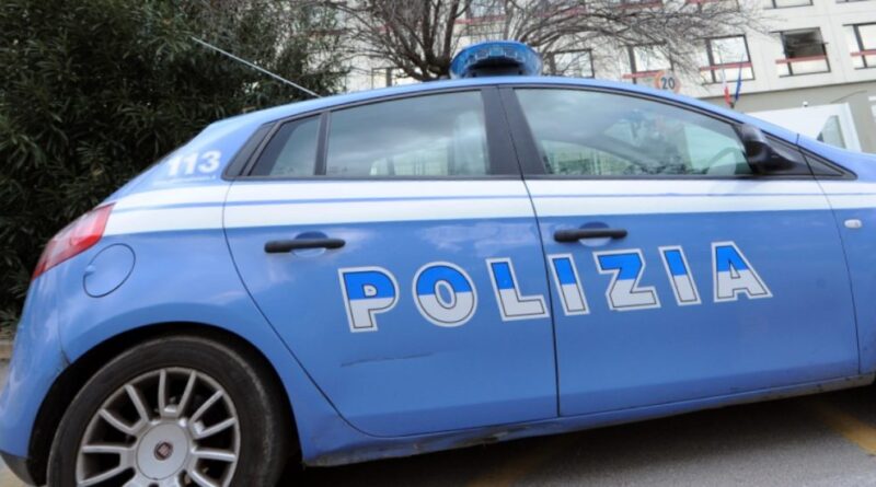 Catania, 33enne si barrica in casa e inizia a sparare in strada: “Mi hanno avvelenato con droga tagliata male”. Poi si arrende