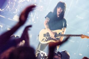 Il chitarrista dei Mötley Crüe Mick Mars denuncia i compagni di band con una causa legale
