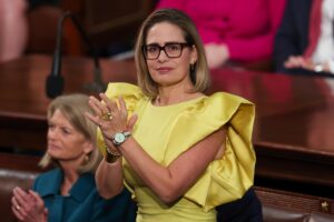 La controversa senatrice Kyrsten Sinema si prepara a candidarsi come indipendente