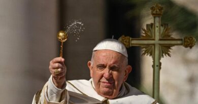 Il Papa in Piazza San Pietro per la messa di Pasqua. Gli auguri di Mattarella: “I suoi appelli richiamano chi governa al dialogo”