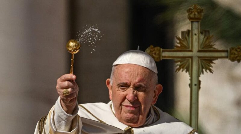 Il Papa in Piazza San Pietro per la messa di Pasqua. Gli auguri di Mattarella: “I suoi appelli richiamano chi governa al dialogo”