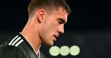 Dusan Vlahovic senza gol e senza social: l’attaccante in crisi sospende il suo account Instagram