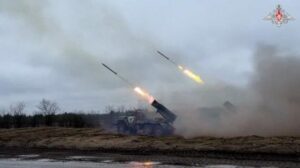 La propaganda russa diffonde il video del BM-21 in azione: lancia 40 razzi alla volta
