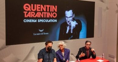 Quentin Tarantino acclamato dalla folla. Nessun dibattito: “Firmo solo i libri”