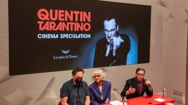 Quentin Tarantino acclamato dalla folla. Nessun dibattito: “Firmo solo i libri”