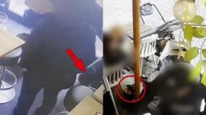 Così rubano le borse ai clienti dei bar del centro