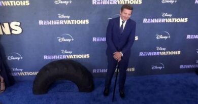 Jeremy Renner torna a calcare un red carpet dopo il grave incidente con lo spazzaneve