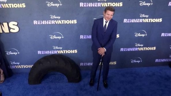 Jeremy Renner torna a calcare un red carpet dopo il grave incidente con lo spazzaneve