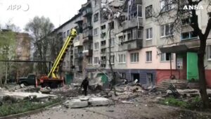 Bombardamenti russi su Sloviansk: tra le macerie dei palazzi sventrati