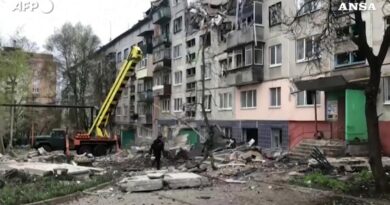 Bombardamenti russi su Sloviansk: tra le macerie dei palazzi sventrati
