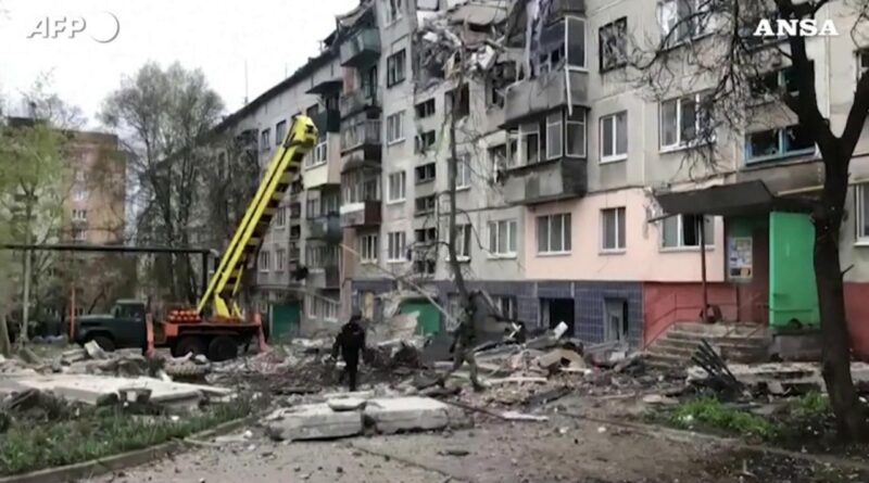 Bombardamenti russi su Sloviansk: tra le macerie dei palazzi sventrati