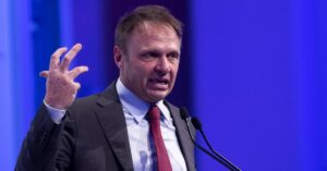 Lollobrigida: “Aiutare nascite, no alla sostituzione etnica”. Schlein: “Parole dal sapore suprematista”