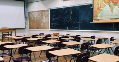 Prof inglese punita per un “Ciao ragazze”. Le allieve: “Non tutte ci sentiamo femmine”