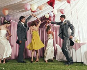 Cosa dovrebbero indossare gli uomini a un matrimonio estivo?
