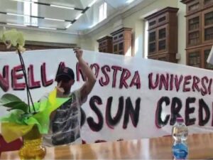 “Urla e sedie rovesciate”. La violenza femminista contro i Pro Vita