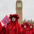 Migliaia di persone celebrano la Giornata della Terra nella protesta per il clima a Londra