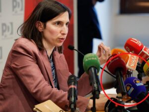 La Schlein si dimentica di essere femminista: silenzio sulla vignetta sessista contro la Meloni