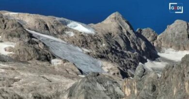 Crollo Marmolada, lo studio dopo la tragedia: “Tra qualche decennio il ghiacciaio non esisterà più”