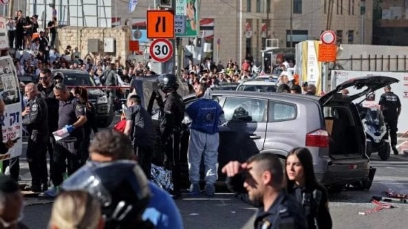 Gerusalemme, terrorista alla guida di un’auto travolge 9 passanti. Uno è gravissimo. Hamas elogia