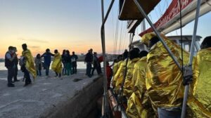 Notte di arrivi a Lampedusa. Nell’hotspot più di 2.600 persone. Visita lampo del ministro Piantedosi