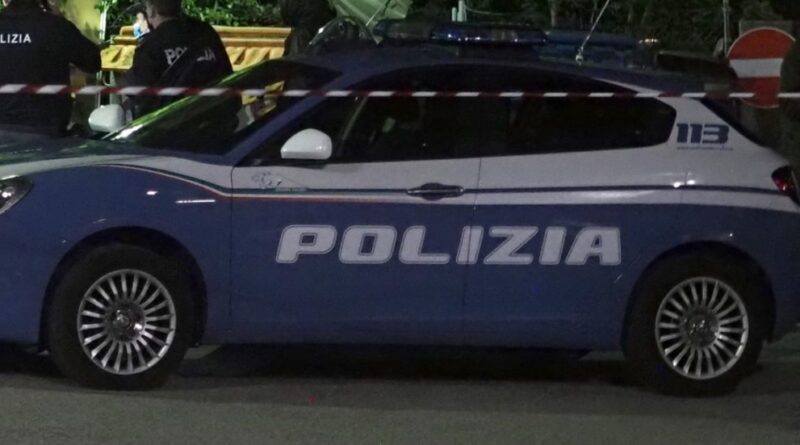 Genova, 38enne militante di Casapound ucciso con un colpo di pistola in centro. Arrestato un portuale: si era rifugiato in una chiesa vicina