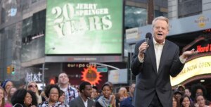 È morto a 79 anni il conduttore televisivo statunitense Jerry Springer, noto per un talk show molto popolare e controverso