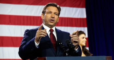 I sostenitori di Ron DeSantis lo esortano a lanciarsi al più presto nella corsa per il 2024, mentre i numeri dei sondaggi del ragazzo del budino si riducono a zero