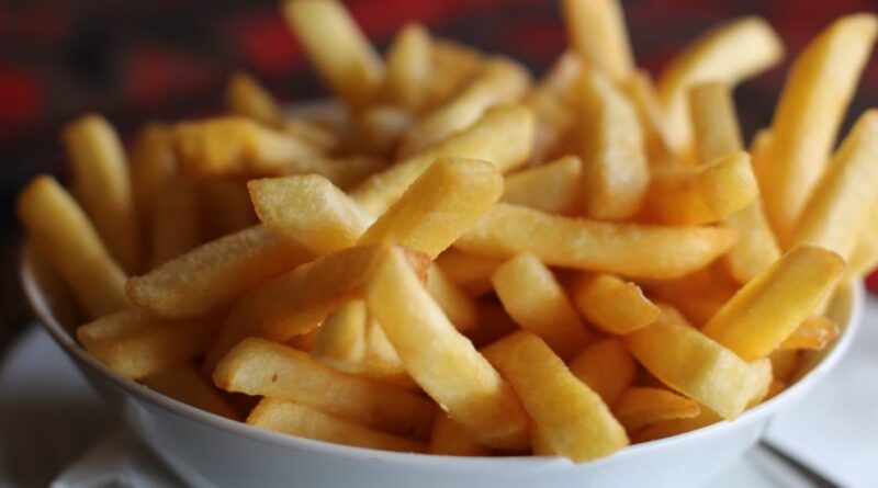 Le patatine fritte aumentano il rischio di ansia e depressione: “Non mangiatele se volete preservare la vostra salute mentale”