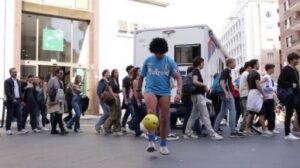 Napoli, è già festa nei quartieri: un finto Maradona palleggia tra i fumogeni. E spunta Roberto Fico
