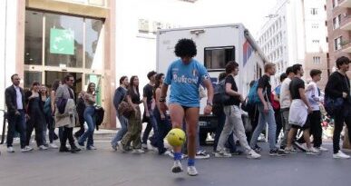 Napoli, è già festa nei quartieri: un finto Maradona palleggia tra i fumogeni. E spunta Roberto Fico