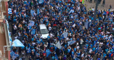 Fuochi d’artificio, caroselli e cori dei tifosi del Napoli dopo i gol dell’Inter: le immagini dall’alto fuori dallo stadio Maradona