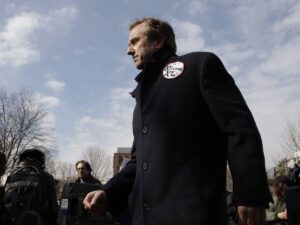 “Scegli Robert Kennedy come vice”: la strana proposta di Bannon a Trump